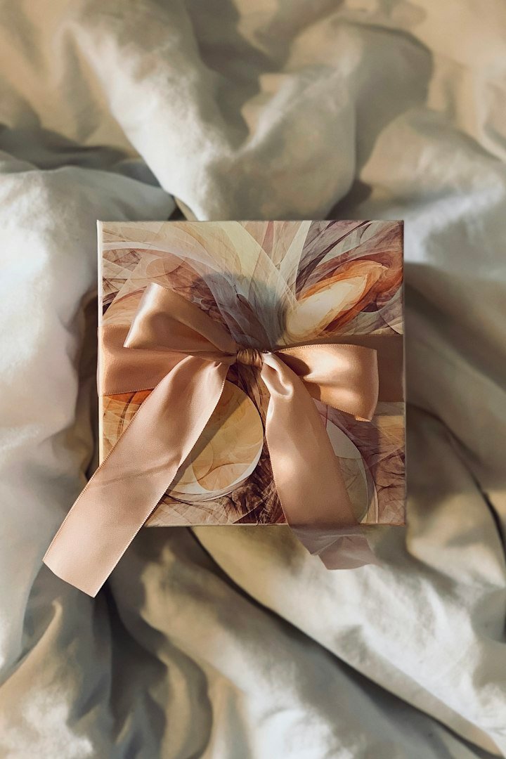 Boîte cadeau nouée d'un ruban de satin